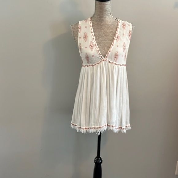 Free People size xs sleeveless flowy blouse.  Embroidery o top and hem.  Keyhole - Picture 1 of 5
